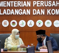 Menteri Perusahaan Perladangan dan Komoditi YB Datuk Hajah Zuraida Kamaruddin menerima nota penyerahan tugas daripada YB Dato’ Dr Mohd Khairuddin Aman Razali, Mantan Menteri Perusahaan Perladangan dan Komoditi, disaksikan pengurusan tertinggi Kementerian_3