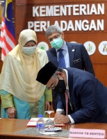 Menteri Perusahaan Perladangan dan Komoditi YB Datuk Hajah Zuraida Kamaruddin menerima nota penyerahan tugas daripada YB Dato’ Dr Mohd Khairuddin Aman Razali, Mantan Menteri Perusahaan Perladangan dan Komoditi, disaksikan pengurusan tertinggi Kementerian_5