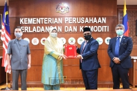 Menteri Perusahaan Perladangan dan Komoditi YB Datuk Hajah Zuraida Kamaruddin menerima nota penyerahan tugas daripada YB Dato’ Dr Mohd Khairuddin Aman Razali, Mantan Menteri Perusahaan Perladangan dan Komoditi, disaksikan pengurusan tertinggi Kementerian_6
