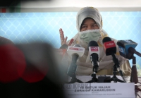 YB Datuk Hajah Zuraida Kamaruddin memulakan lawatan kerja rasmi pertamanya dengan melawat PPVIN VACOMS Majlis Kayu-Kayan Malaysia (MTC) di Pusat Biokomposit dan Gentian (FIDEC), Olak Lempit, Banting_4