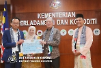 10 NOVEMBER 2023 - SUMBANGAN TABUNG KEMANUSIAN PALESTIN DARIPADA KEMENTERIAN PERLADANGAN DAN KOMODITI (KPK) DAN AGENSI-AGENSI DI BAWAH KPK
