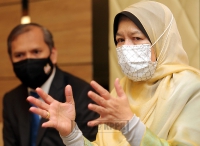 Menteri Perusahaan Perladangan dan Komoditi, YB Datuk Hajah Zuraida Kamaruddin mengadakan kunjungan hormat ke atas  Ketua Menteri Sarawak, Datuk Patinggi Abang Zohari Openg di Wisma Bapa Malaysia, Kuching, Sarawak_7