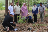 16 SEPTEMBER 2022 -  YBM HADIR KE MAJLIS PENANAMAN POKOK MAJLIS KAYU-KAYAN MALAYSIA (MTC) BERSEMPENA HARI BULAN KEBANGSAAN DAN HARI MALAYSIA_7