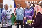19 OKTOBER 2023 - TPM MERANGKAP MENTERI KPK MENYAKSIKAN MEMORANDUM PERSEFAHAMAN (MOU) ANTARA MAJLIS PENSIJILAN MINYAK SAWIT MALAYSIA (MPOCC) DENGAN HALAL DEVELOPMENT CORPORATION (HDC)_3