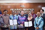 19 OKTOBER 2023 - TPM MERANGKAP MENTERI KPK MENYAKSIKAN MEMORANDUM PERSEFAHAMAN (MOU) ANTARA MAJLIS PENSIJILAN MINYAK SAWIT MALAYSIA (MPOCC) DENGAN HALAL DEVELOPMENT CORPORATION (HDC)_5