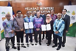 19 OKTOBER 2023 - TPM MERANGKAP MENTERI KPK MENYAKSIKAN MEMORANDUM PERSEFAHAMAN (MOU) ANTARA MAJLIS PENSIJILAN MINYAK SAWIT MALAYSIA (MPOCC) DENGAN HALAL DEVELOPMENT CORPORATION (HDC)_6