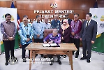 19 OKTOBER 2023 - TPM MERANGKAP MENTERI KPK MENYAKSIKAN MEMORANDUM PERSEFAHAMAN (MOU) ANTARA MAJLIS PENSIJILAN MINYAK SAWIT MALAYSIA (MPOCC) DENGAN HALAL DEVELOPMENT CORPORATION (HDC)_7