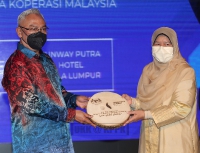 28 OKTOBER 2021 - Majlis menandatangani perjanjian persefahaman antara Lembaga Getah Malaysia dengan Suruhanjaya Koperasi Malaysia di Sunway Putra Hotel, Kuala Lumpur
