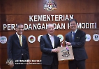 29 OGOS 2023 - TPM MERANGKAP MENTERI KPK MENERIMA KUNJUNGAN HORAMT DARIPADA KETUA SETIAUSAHA PERBENDAHARAAN KEMENTERIAN KEWANGAN , YBHGDATUK JOHAN MAHMOOD MERICAN DI KPK_2