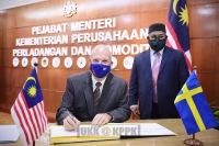 Kunjungan Hormat TYT Duta SWEDEN ke atas Menteri Perusahaan Perladangan Dan Komoditi, YB Dato' Dr. Mohd Khairudin Bin Aman Razali di Pejabat YBM, KPPK._1