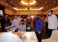 LAWATAN  YB MENTERI PERUSAHAAN PERLADANGAN DAN KOMODITI MALAYSIA KE PROGRAM IMUNISASI INDUSTRI COVID-19 KERJASAMA AWAM-SWASTA (PIKAS) DI PUSAT PEMBERIAN VAKSIN SKT BANQUET HALL, SUNGAI ABONG, MUAR_1