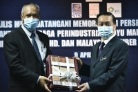 Majlis Menandatangani Memorandum Persefahaman (MoU) antara Lembaga Perindustrian Kayu Malaysia (MTIB), SIRIM STS Sdn. Bhd. dan Majlis Kayu-Kayan Malaysia (MTC) bagi pelaksanaan Factory Transformation Programme (FTP) di saksikan oleh YB Dato’ Sri Dr. Wee Jeck Seng, Timbalan Menteri Perusahaan Perladangan dan Komoditi_1