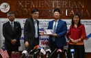 Sidang Media Menteri Industri Utama berkaitan pemberian bantuan sarung tangan getah kepada pekerja kesihatan di Wuhan, China di MPI