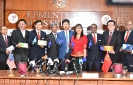 Sidang Media Menteri Industri Utama berkaitan pemberian bantuan sarung tangan getah kepada pekerja kesihatan di Wuhan, China di MPI_8